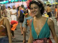 Sophie Charlotte combina look com pochete de glitter ao curtir bloco em Salvador