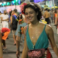 Sophie Charlotte combina look com pochete de glitter ao curtir bloco em Salvador