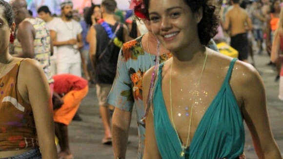 Sophie Charlotte combina look com pochete de glitter ao curtir bloco em Salvador