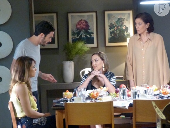 Amanda (Adriana Birolli) inferniza a vida de Danielle (Maria Ribeiro) ao jogar charme para João Pedro (Caio Blat)