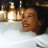 Adriana Birolli estreia com banho de espuma em banheira em primeira cena como Amanda em 'Império'