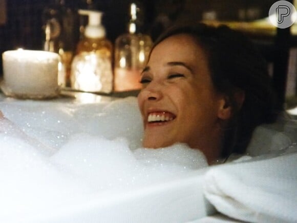 Adriana Birolli estreia com banho de espuma em banheira em primeira cena como Amanda em 'Império'