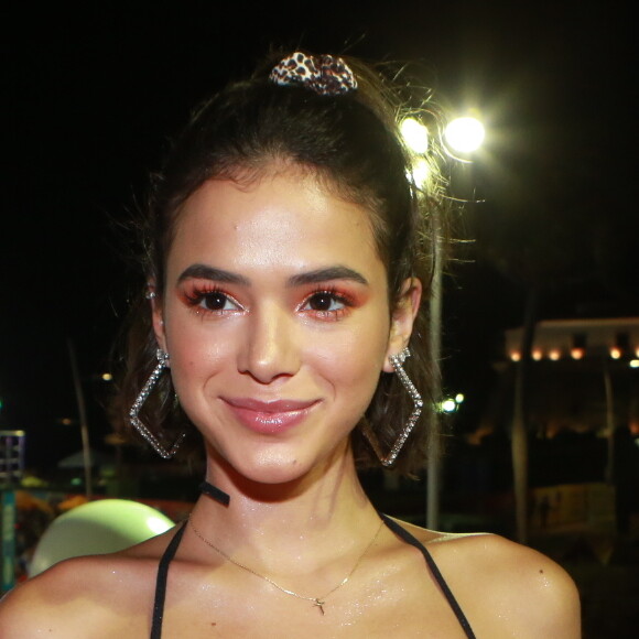 Bruna Marquezine foi maquiada por Lucas Vieira para curtir o 'Bloco das Poderosas', de Anitta, em Salvador, nesta sexta-feira, 1º de março de 2019