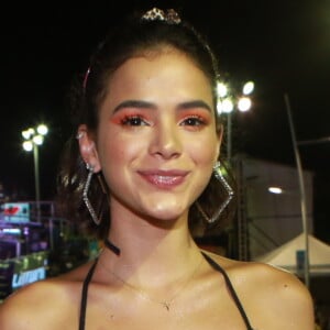 Bruna Marquezine usou ainda uma pochete grifada para bloco de carnaval