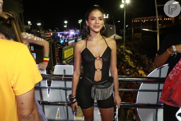 Bruna Marquezine usou ainda uma pochete grifada para bloco de carnaval