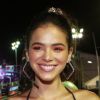 Bruna Marquezine apostou em macaquinho com decote profundo para curtir o bloco de Anitta no carnaval de Salvador