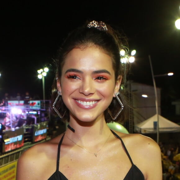 Bruna Marquezine apostou em macaquinho com decote profundo para curtir o bloco de Anitta no carnaval de Salvador