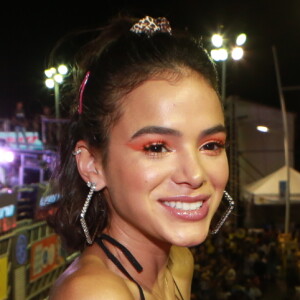 Bruna Marquezine arrasou em look para curtir seu primeiro bloco neste carnaval, nesta sexta-feira, 1º de março de 2019