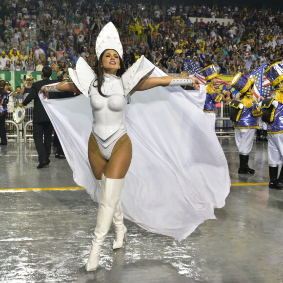 A fantasia de Lívia Andrade foi elaborada por Michelle e era feita de vinil, PVC e seda