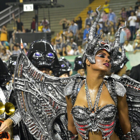 Valeska Reis, madrinha de bateria da escola, usou um look representando a guardiã de Darth Vader