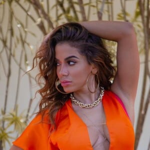 Anitta apostou em madeixas com cachos modelados para apresentação de Carnaval