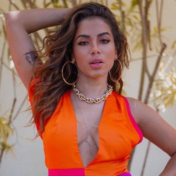 Anitta se inspira em Beyoncé e usa look do clipe 'Crazy In Love' para agitar show