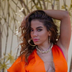 'Eu dormi bem pouquinho, mas eu juro que vou botar para quebrar e vocês nem vão sentir', disse Anitta após fazer show em Salvador