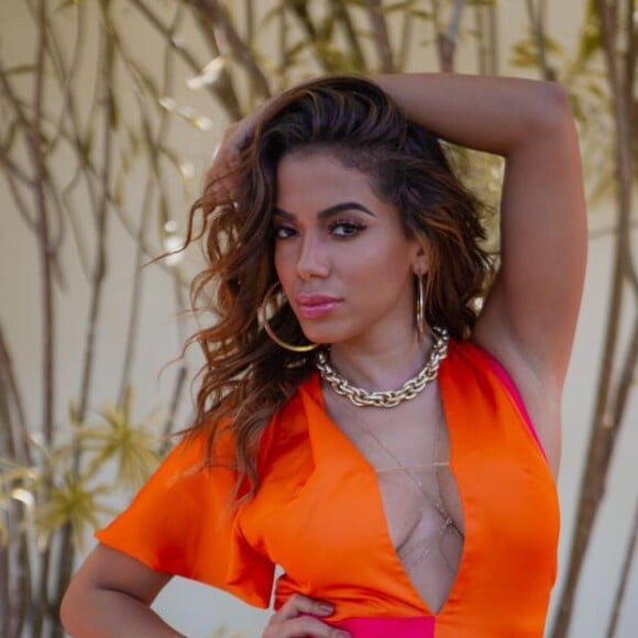 'Eu dormi bem pouquinho, mas eu juro que vou botar para quebrar e vocês nem vão sentir', disse Anitta após fazer show em Salvador