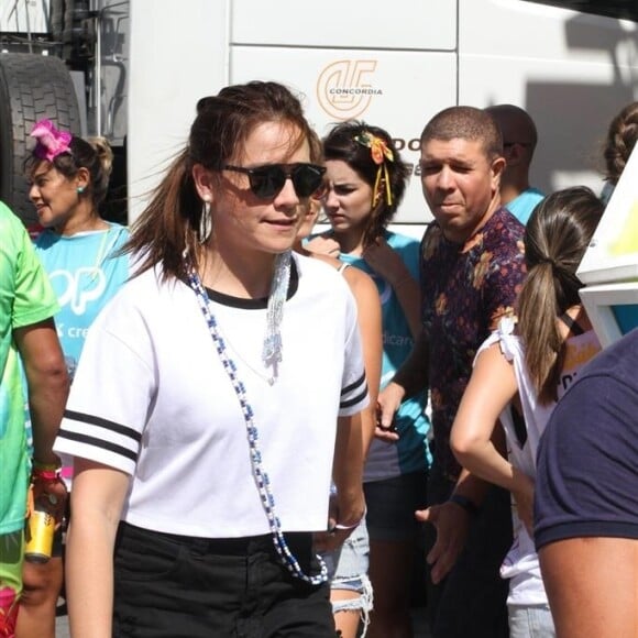 Fernanda Gentil escolhe look preto e branco para curtir trio de Ivete de Sangalo