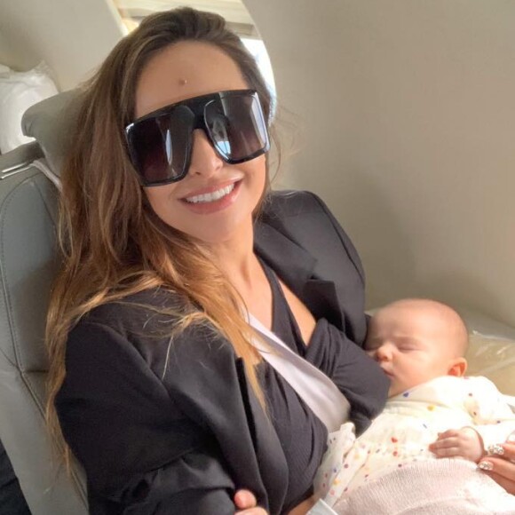 Sabrina Sato viaja para o Rio de Janeiro com Duda Nagle e a pequena Zoe, em 3 de março de 2019