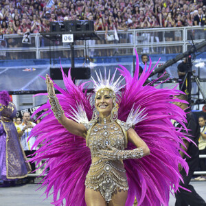 Sabrina Sato usou uma fantasia cheia de joias no Carnaval de São Paulo