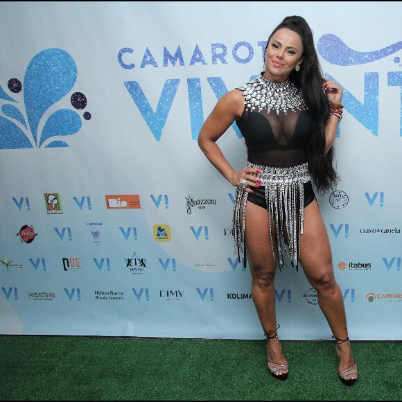 Viviane Araújo posa com simpatia para fotos antes de desfilar pelo Salgueiro