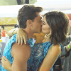 Camila Queiroz e Klebber Toledo trocam beijos na Sapucaí