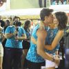 Camila Queiroz e Klebber Toledo trocam beijos em camarote