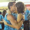 Camila Queiroz e Klebber Toledo namoram no Carnaval carioca