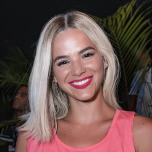 Bruna Marquezine usou look com cabelo platinado loiro para curtir carnaval no Camarote Expresso 2222