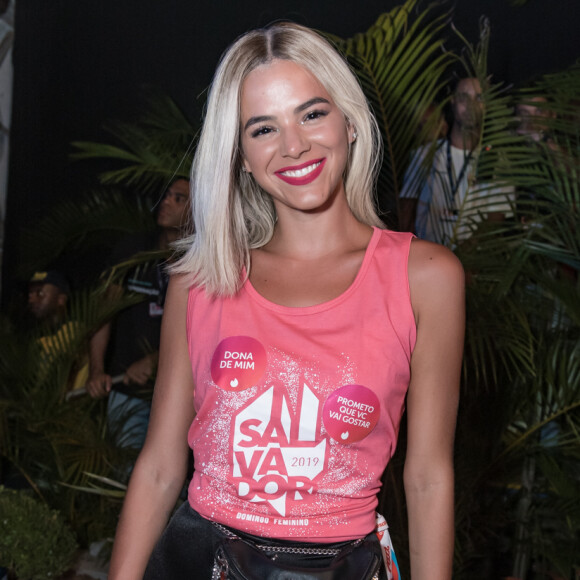 Bruna Marquezine usou look com cabelo platinado loiro para curtir carnaval no Camarote Expresso 2222