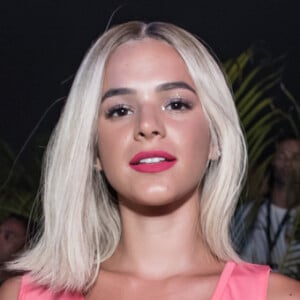 Bruna Marquezine usou abadá pink, bermuda ciclista e chunky sneaker