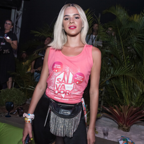 Bruna Marquezine usou abadá pink, bermuda ciclista e chunky sneaker