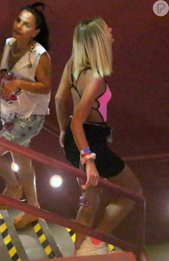 Bruna Marquezine desceu as escadas do espaço e eventos a bordo de um body pink da marca I.Am.Gia, de $80 AUD, aproximadamente R$ 213,87