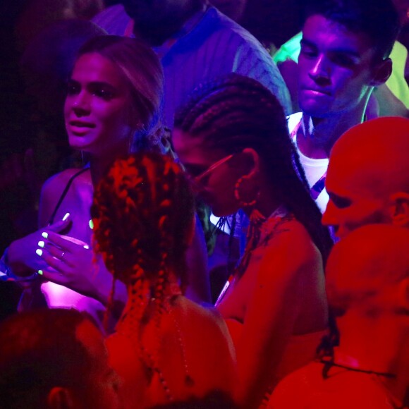 Bruna Marquezine usou unhas na cor verde neon