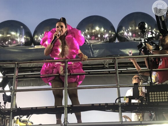 Ivete Sangalo apostou em vestido imitando uma rosa em seu terceiro dia no carnaval de Salvador