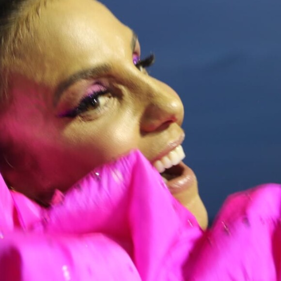 Ivete Sangalo tocou percussão ao comandar pelo terceiro dia seguido o Bloco Coruja nesta segunda-feira de carnaval, 4 de março de 2019