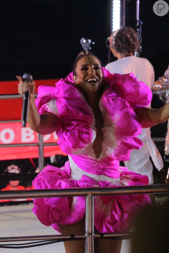 Ivete Sangalo arrasou no look em mais um dia de desfile de trio elétrico no carnaval de Salvador