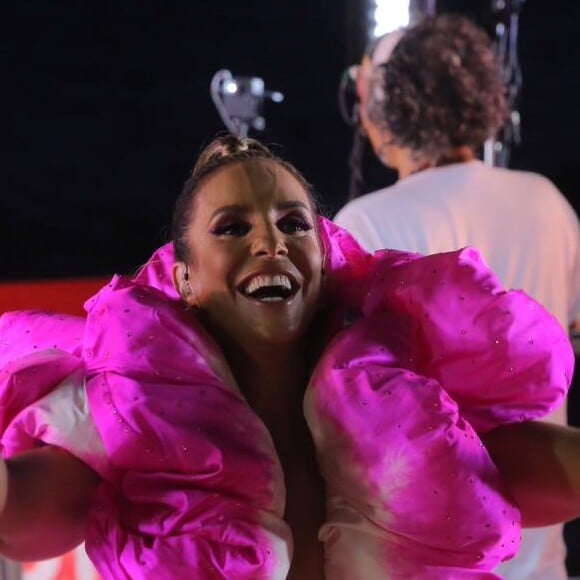 Ivete Sangalo arrasou no look em mais um dia de desfile de trio elétrico no carnaval de Salvador