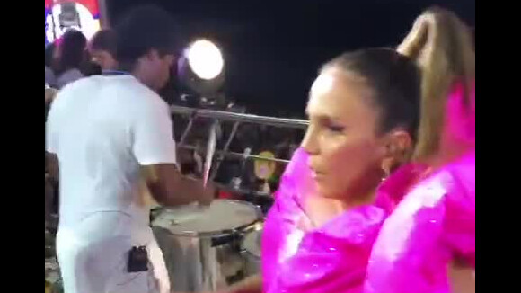 Ivete Sangalo se divertiu ao tocar percussão durante seu trio elétrico nesta segunda-feira de carnaval, 4 de março de 2019