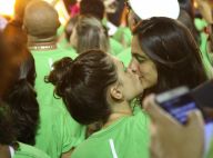 Bruna Linzmeyer dá beijão na namorada em desfile de Carnaval, no Rio