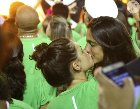 Bruna Linzmeyer dá beijão em namorada em camarote da Sapucaí.