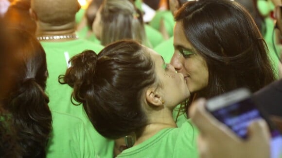 Bruna Linzmeyer dá beijão na namorada em desfile de Carnaval, no Rio