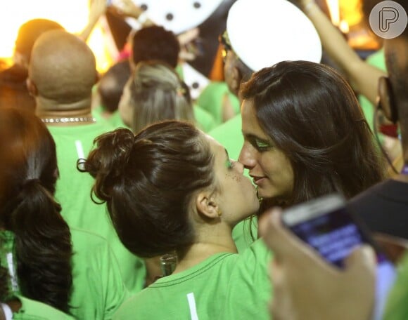 Bruna Linzmeyer e Priscila Fiszman trocam carinhos em Carnaval carioca.