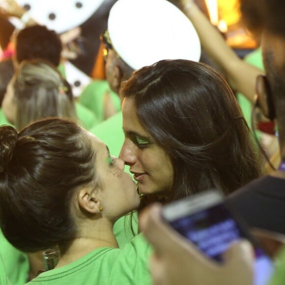 Bruna Linzmeyer e Priscila Fiszman trocam carinhos em Carnaval carioca.