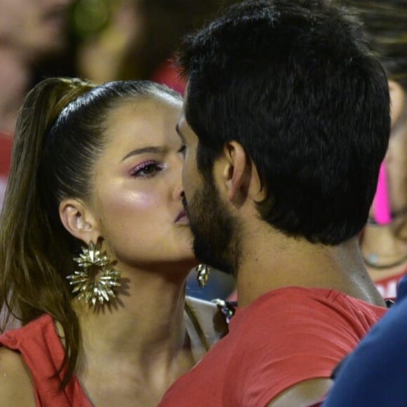 Ágatha Moreira e Rodrigo Simas assistem desfile de Carnaval agarradinhos em camarote.