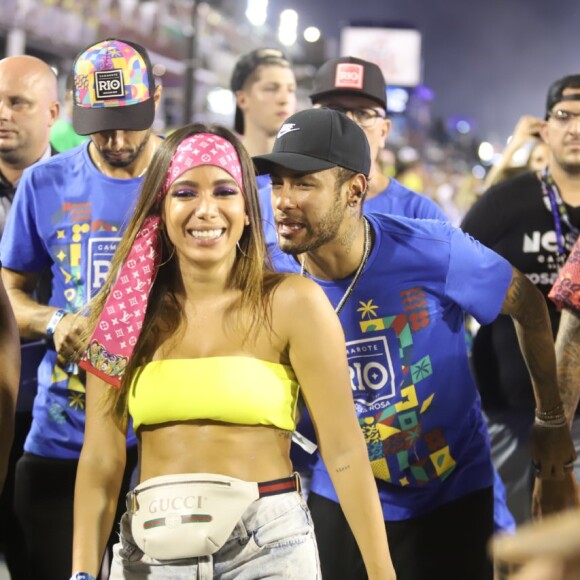 Anitta e Neymar chegam juntos na Marquês de Sapucaí para curtirem o segundo dia de desfiles.