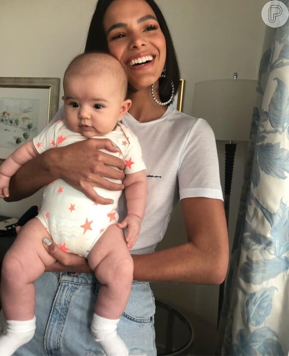 Bruna Marquezine posa com filha de Sabrina Sato e Neymar curte foto postada nesta quarta-feira, dia 06 de março de 2019