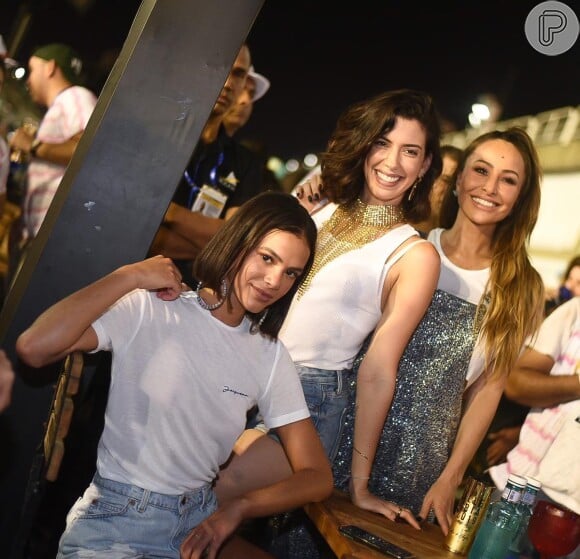 No evento, Sabrina Sato posou com Bruna Marquezine e Camila Coutinho
