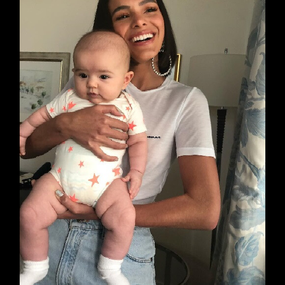 Neymar curte foto de Sabrina Sato em que Bruna Marquezine aparece com Zoe no colo