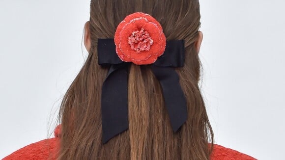 Trend alert capilar: laço de fita, flores retrô e logomania no desfile da Chanel