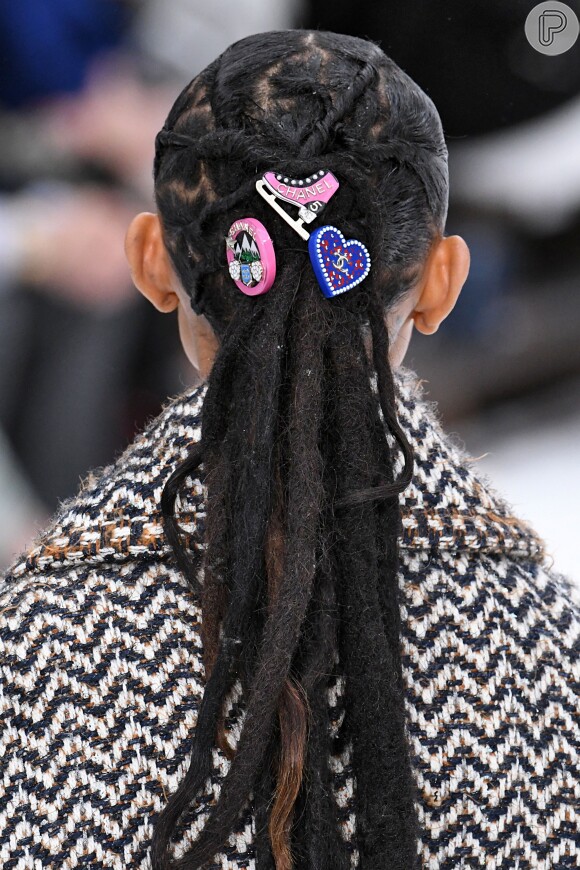 Presilhas com logotipo da Chanel estilizam o penteados das modelos no desfile de outono/inverno 2019/2020