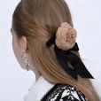 Na Semana de Moda de Paris, a Chanel apostou em penteados com flores e laços de fita preto no semi-preso