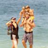 Adeptos de um estilo de vida natural, Fernanda Lima e Rodrigo Hilbert são vistos constantemente na praia com os filhos
